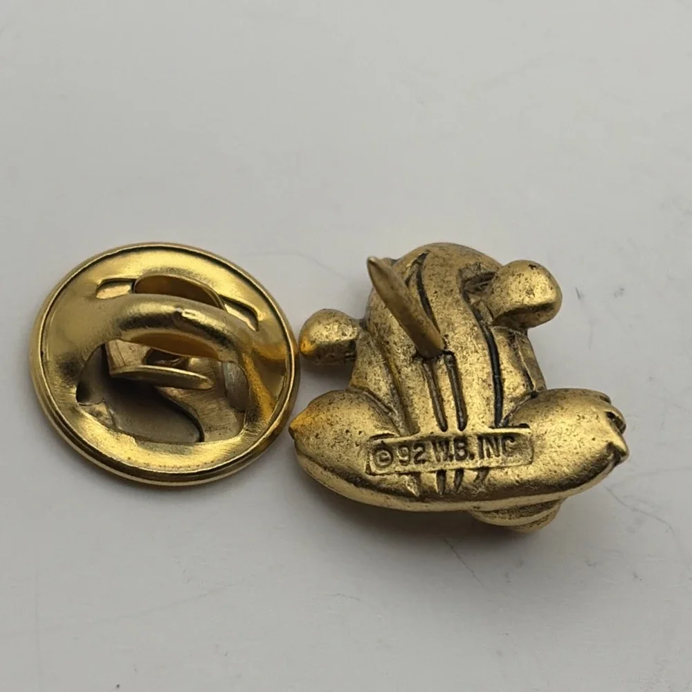 1992 Looney Tunes Pepe‎ Le Pew Head Warner Bros Gold Tone Lapel Hat Pin